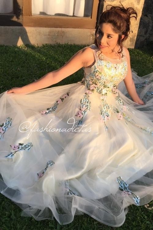 MAXI VESTIDO FLORAL BORDADO CREMA.