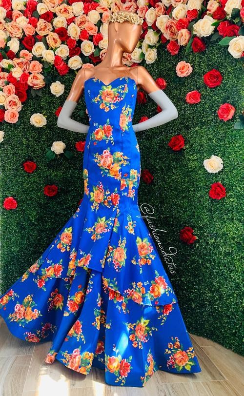 MAXI VESTIDO PROM STRAPLESS FLORAL AZUL.