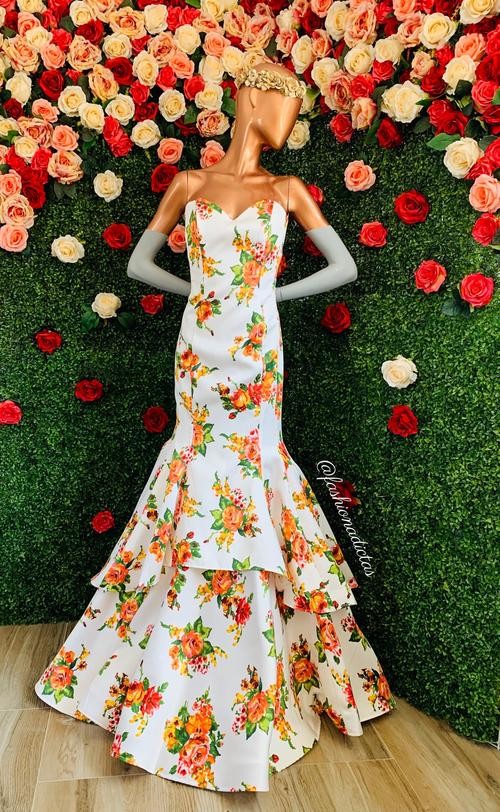MAXI VESTIDO PROM STRAPLESS FLORAL BLANCO.